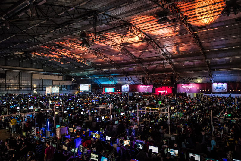 Illustration for article titled World's Biggest LAN Party Had Over 22,000 Computers, Looked Awesome